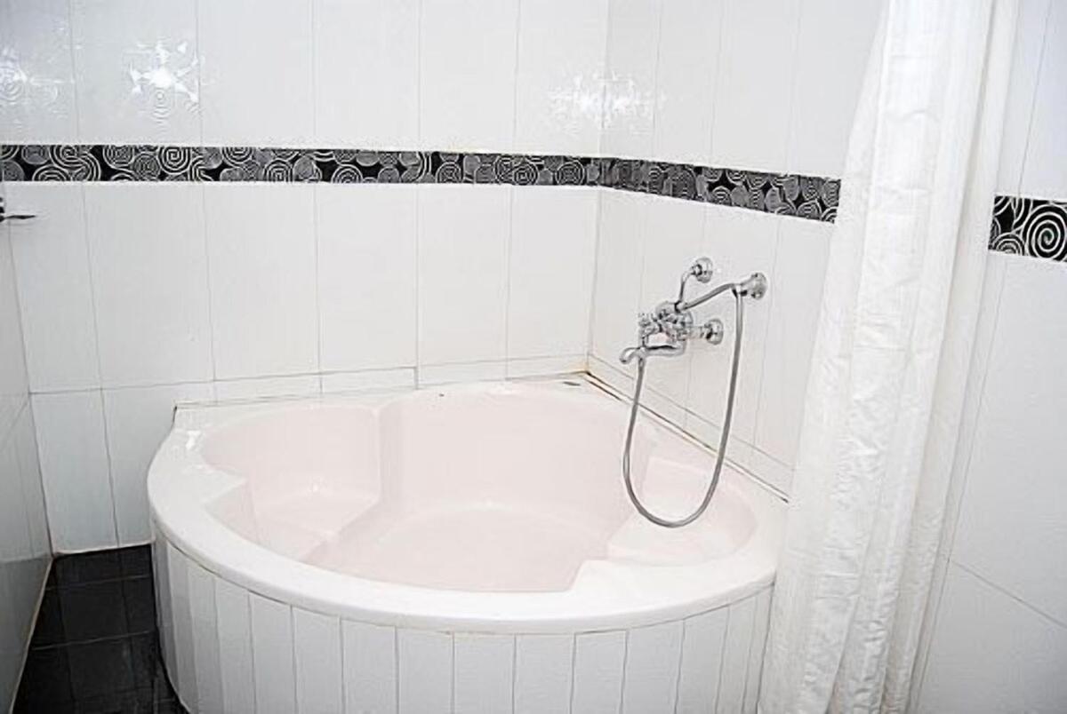 Ponmariresidency Hotel Ooty Kültér fotó